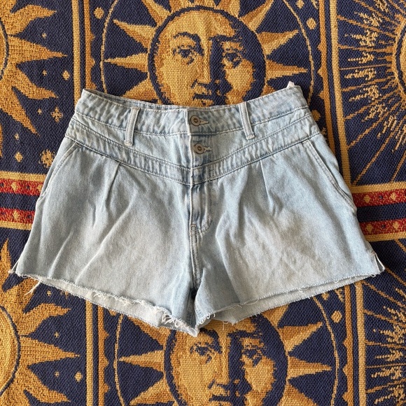 Hollister Shorts Women Denim Ultra High-Rise Mom 3” Distressed Light Wash Size 5 - Picture 1 of 9